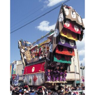 【石川の祭り】青柏祭2025（七尾市街地中心部）｜七尾4大祭の一つ。歌舞伎の名場面を設えた3基の巨大な「でか山」が見もの。